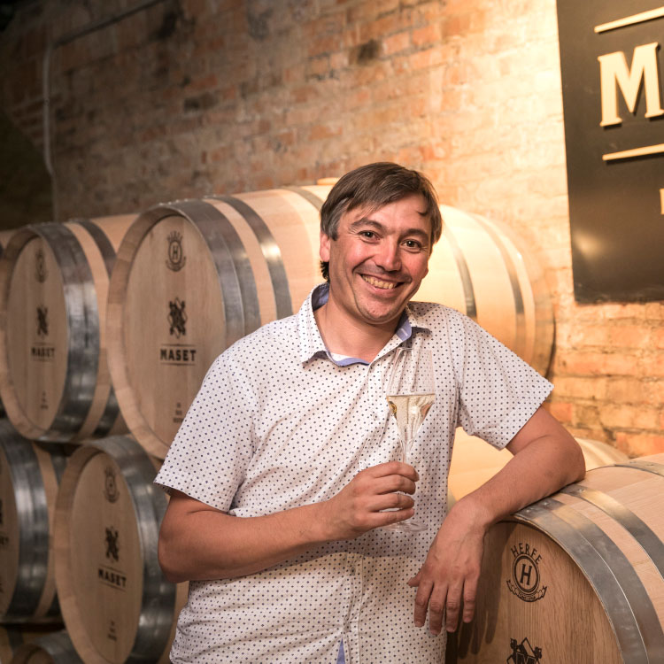 Marc Massana, director general y décima generación de la familia Massana dirigiendo la bodega